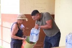 Distribution de bouteilles d'eau dans les maisons de quartier