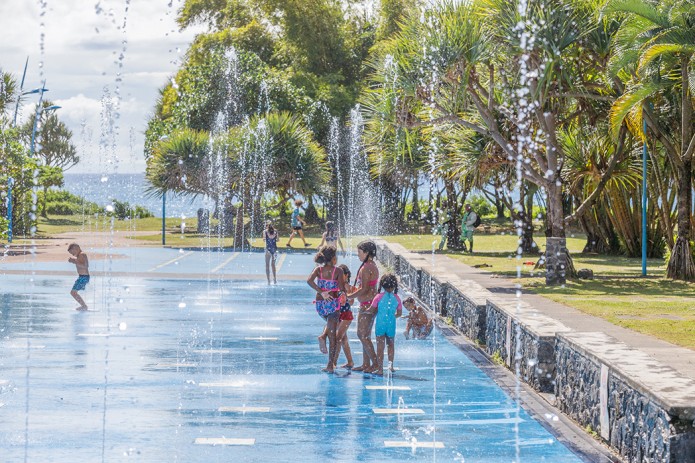 Les jeux d'eau de bassin bleu remis en service pour l'été