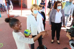 La nouvelle rectrice en visite dans une école à Saint-Benoît