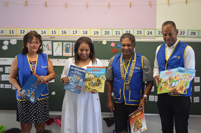 Distribution de livres avec le Rotary club