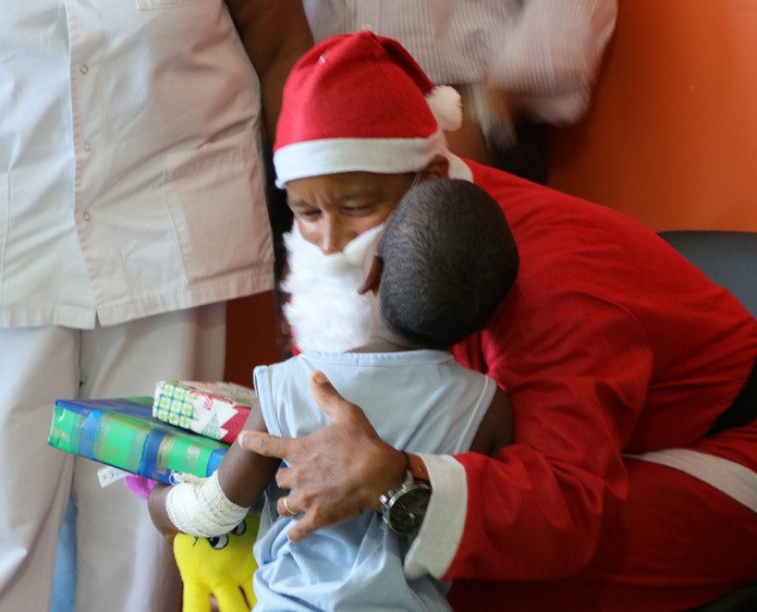Le Père Noël rend visite aux enfants hospitalisés au GHER