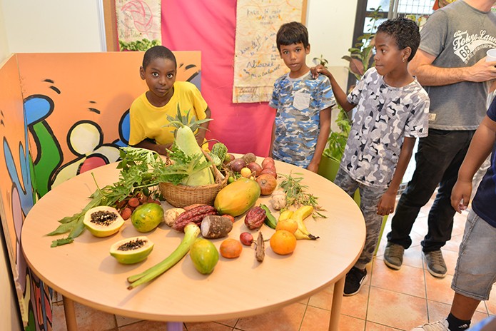 Les élèves découvrent les fruits et légumes lontan